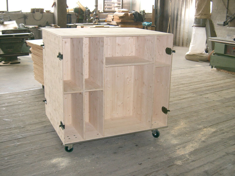 Rollbarer Lagerbehälter mit verschließbaren Seitenteilen 